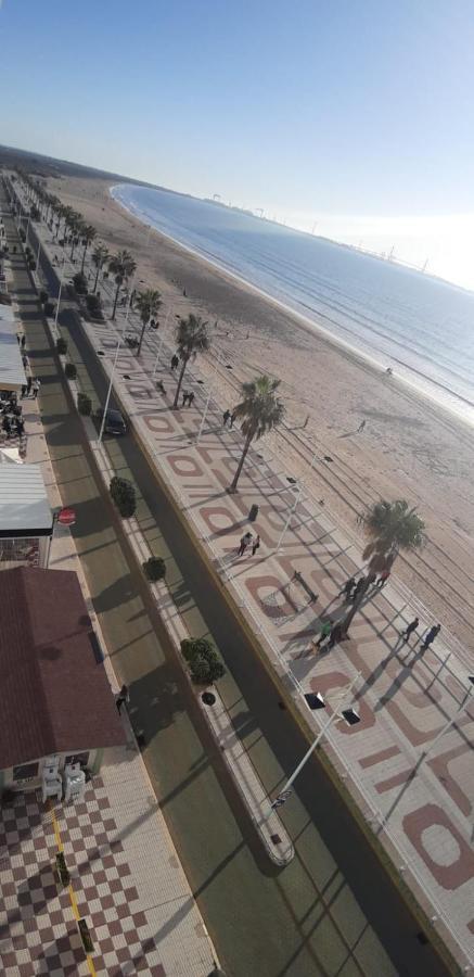 Primera Linea De Playa En Valdelagrana El Puerto de Santa María Esterno foto